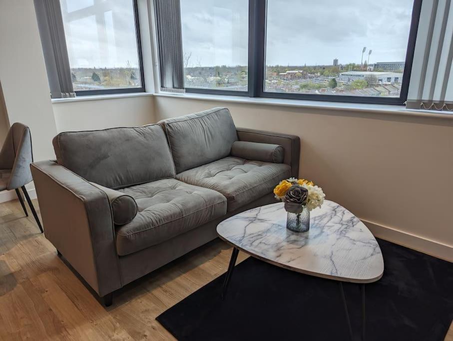 Lovely 1 Bed Apartment - Old Trafford Манчестер Экстерьер фото